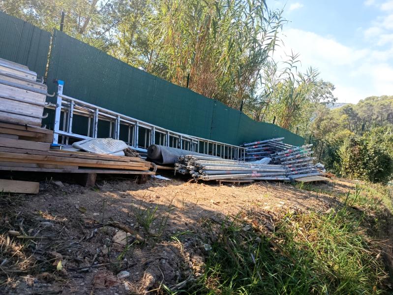 Échafaudages, échelles et bois de charpente préparés sur le dépôt