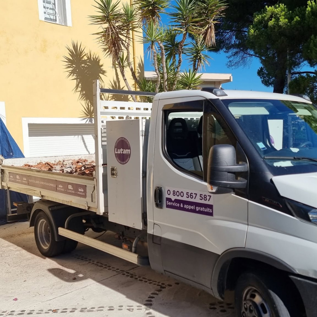 Camion benne ERICK TOITURES 06 sur un chantier